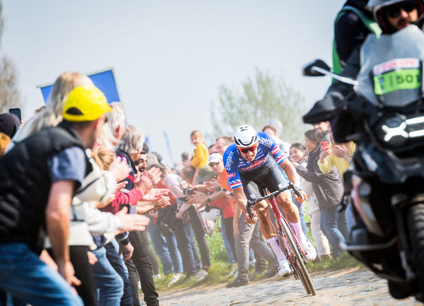 Mathieu van der Poel domina la vorágine del pavé: Paris-Roubaix 2023 en imágenes