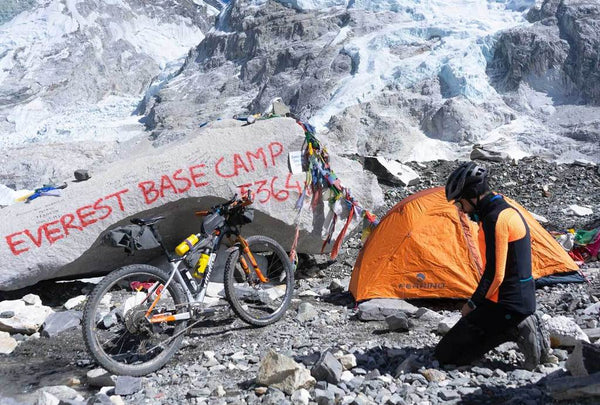 Al campo base dell'Everest in bicicletta