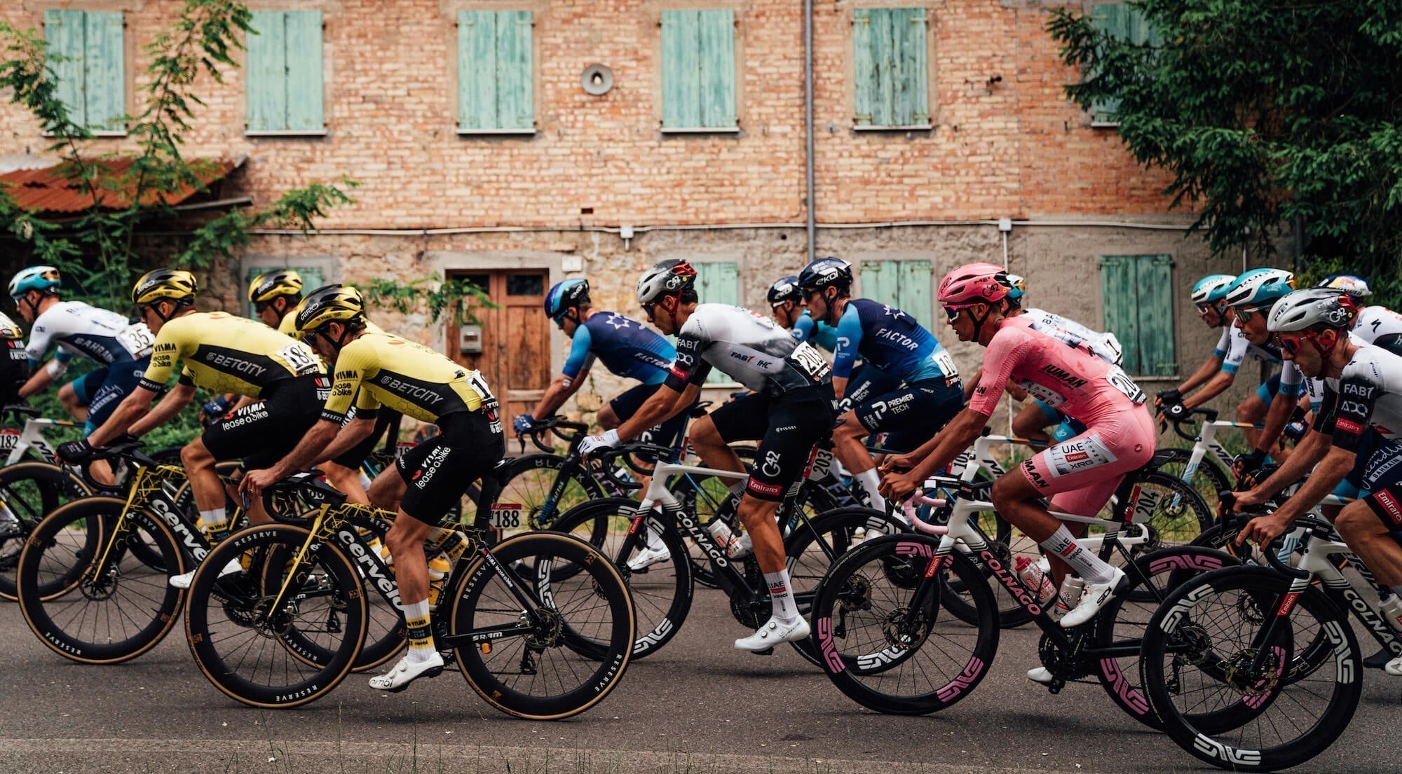 Giro d'Italia 2025 peloton