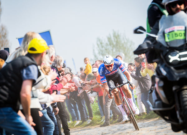 Il re delle classiche: Van der Poel si unisce ai grandi con il trionfo alla Parigi-Roubaix